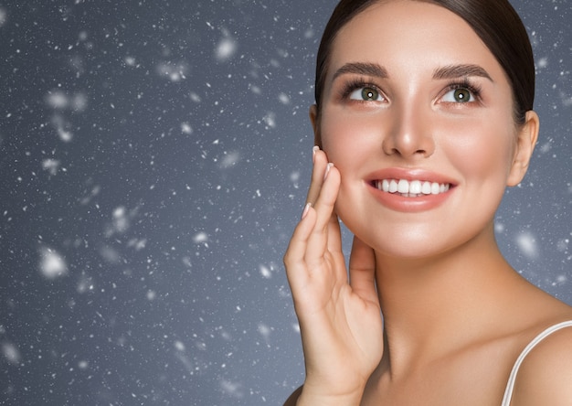 Winter Schoonheid vrouw gezond gebit glimlach gezond mooie huid model gezicht huidverzorging gelukkige vrouw