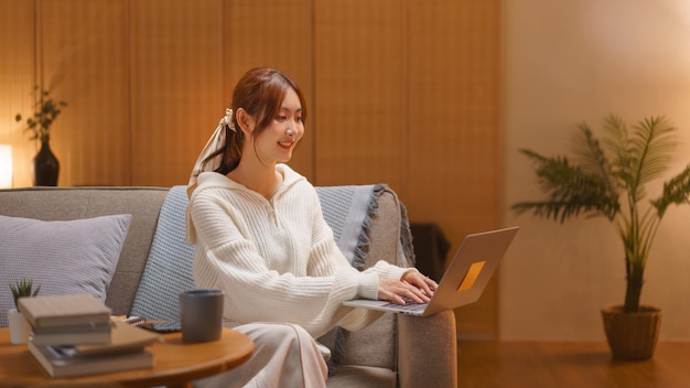 Concetto di stagione invernale giovane donna che digita dati e lavora su laptop a tarda notte d'inverno
