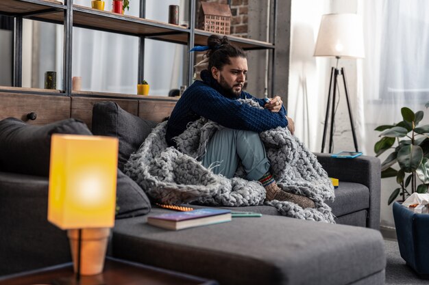 Stagione invernale. uomo malato di depressione che ha la febbre mentre soffre di influenza