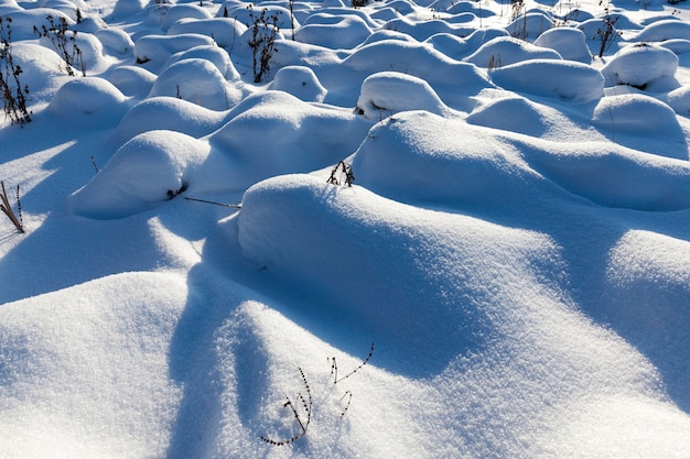 Зимний сезон с холодами и большим количеством осадков в виде снега, большими сугробами после снегопадов и метелей.