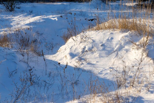 降雪後の雪の吹きだまりのある冬の季節冬の自然の中で新鮮できれいな雪