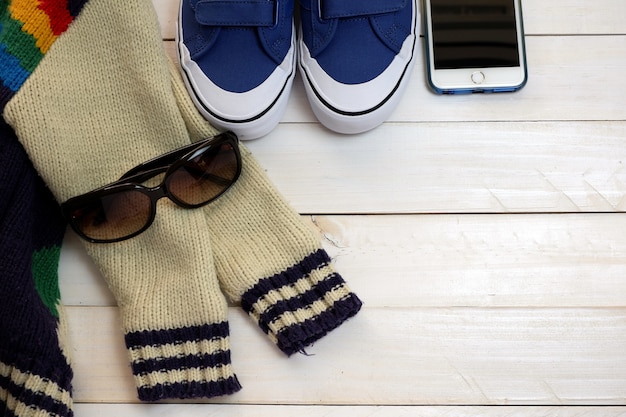 winter set kleding met een bril en een smartphone