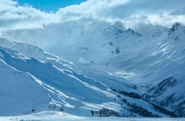 Winter Silvretta Alpen landschap en skipiste op helling, Tirol, Oostenrijk.