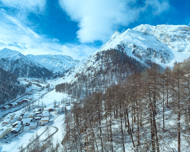 Winter Silvretta Alpen landschap met dorp, Tirol, Oostenrijk.