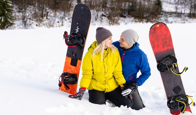 Winter, ski, sneeuw en zon - familie genieten van wintervakantie