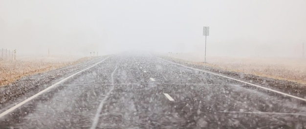 winter snelweg sneeuwval achtergrond mist slecht zicht