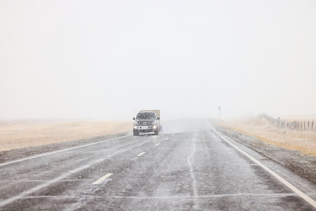 winter snelweg sneeuwval achtergrond mist slecht zicht