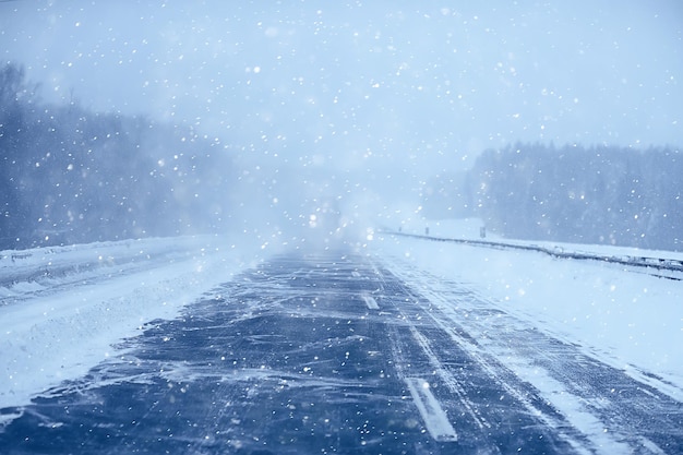 winter snelweg sneeuwval achtergrond mist slecht zicht
