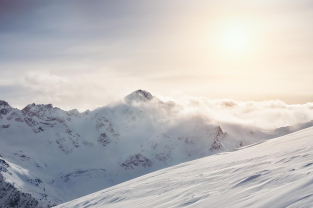 冬の雪は日没時に山を覆った。美しい冬の風景。ヴィンテージフィルター