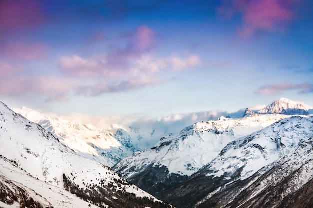 Зимние заснеженные горы на закате. Красивый зимний пейзаж