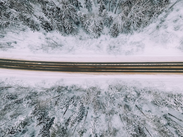 上からの冬の雪道自然の自然の背景