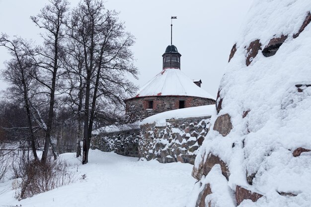 古い要塞の石の壁と低い丸い塔プリオゼルスクロシアの冬の雪に覆われた風景