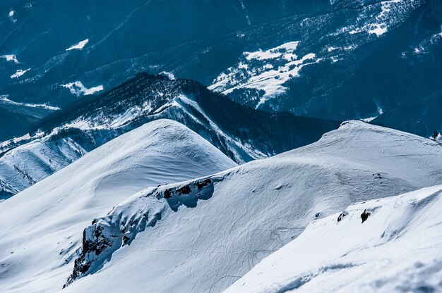 冬の雪山。コーカサス山脈、ジョージア、グダウリ。