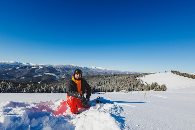 ウィンター スポーツ スノーボーダーが冬に雪の斜面を雪の上を歩く スノーボード 冬のフリーライド