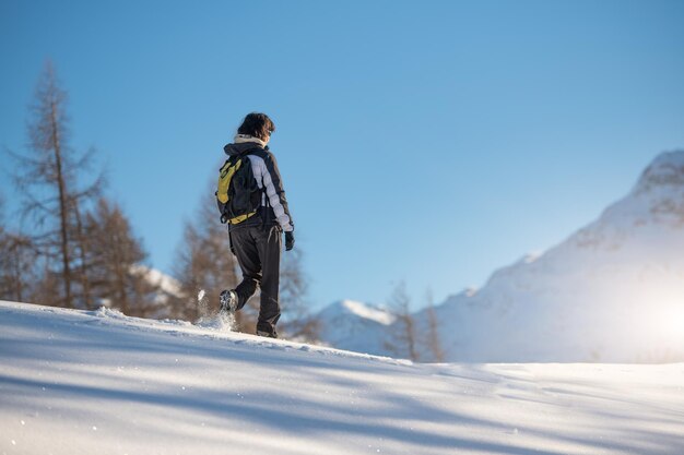 アルプスの雪の中を歩くウィンタースポーツ