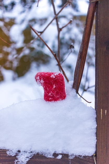 Inverno natura morta piccoli stivali rossi sulla neve