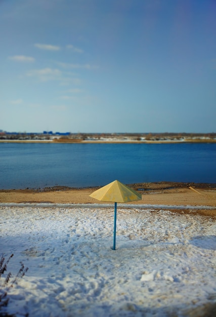 Winter strand met paraplu landschap achtergrond hd