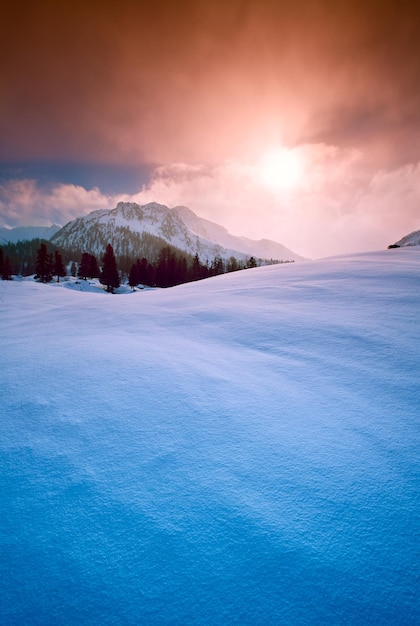 冬の太陽山雪風景