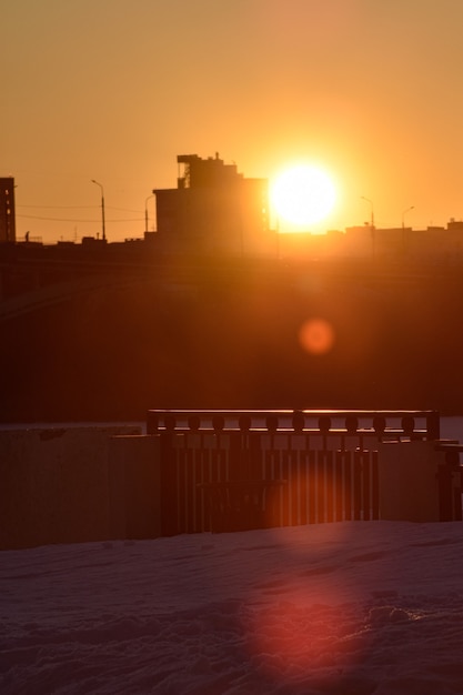 街のウォーターフロントの冬の夕日