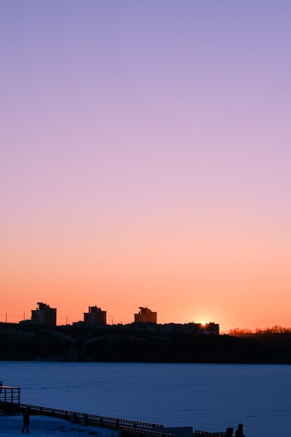 街のウォーターフロントの冬の夕日