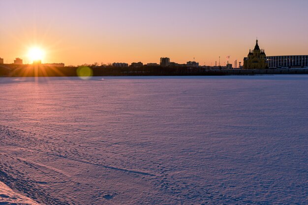 Зимний закат на набережной города