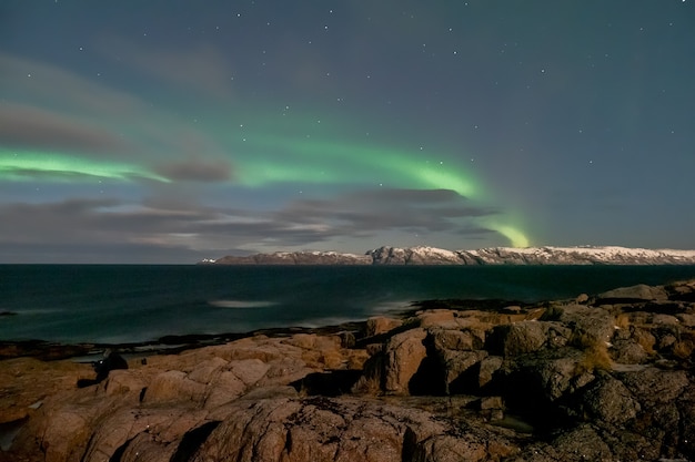 겨울 Teriberka. Aurora Borealis와 함께 저녁 극지방 풍경.