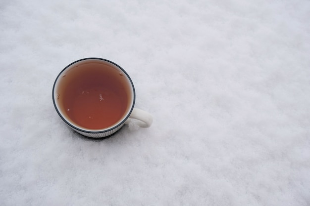 Winter thee. Een kopje thee in de sneeuw