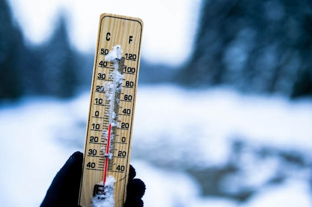 사진 겨울 시간 눈에 온도계는 섭씨에서 낮은 온도를 보여줍니다