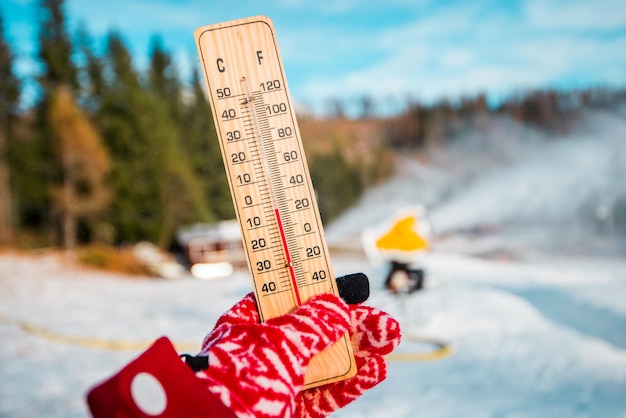 겨울 시간. 눈 위의 온도계는 섭씨나 화씨의 낮은 온도를 보여줍니다.