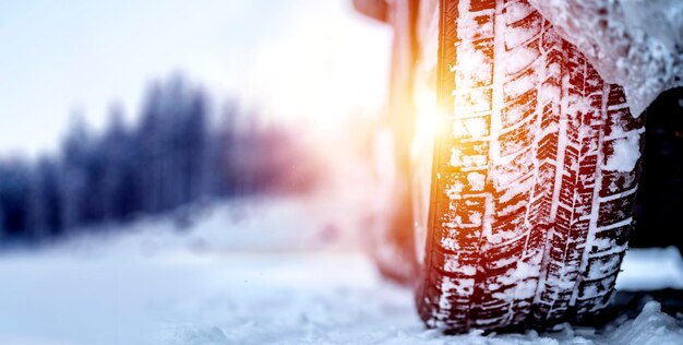 Foto pneumatico invernale dettaglio di pneumatici per auto in inverno sulla strada coperta di neve