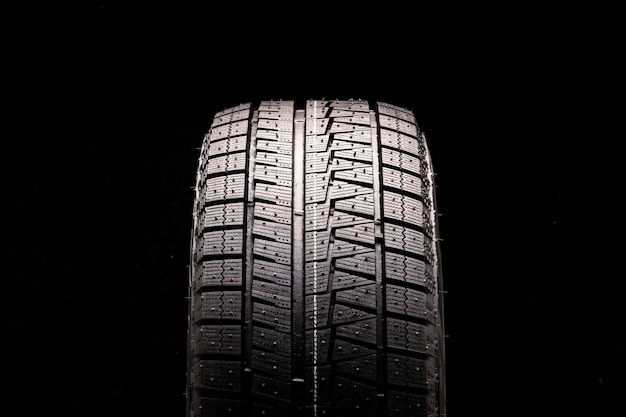 Vista frontale della protezione invernale in velcro per pneumatici invernali su sfondo nero