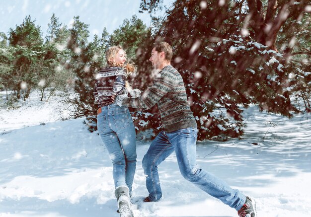 Winter vakantie concept. verliefde paar heeft plezier onder de sneeuw.