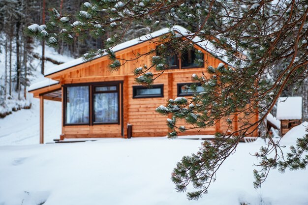 Winter vakantiehuis in het bos.