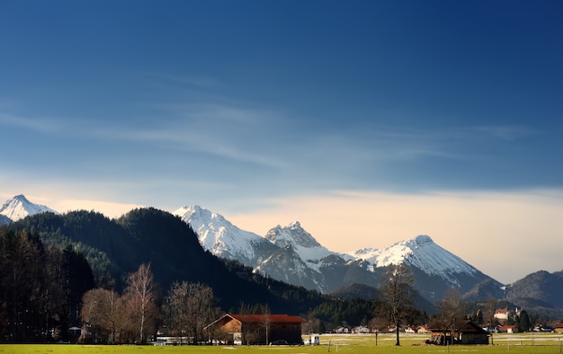 Vista invernale dalla montagna delle alpi, che si trova vicino alla città di füssen