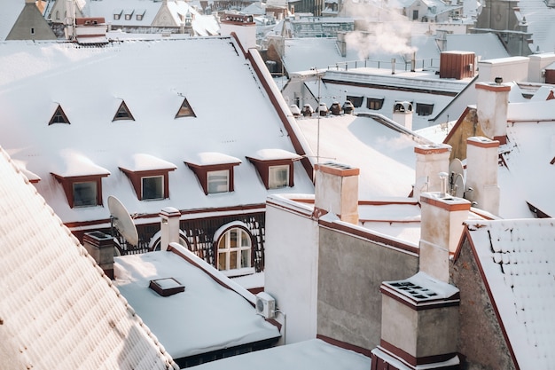 タリンの旧市街の冬の景色。バルト海に近い雪に覆われた街。エストニア