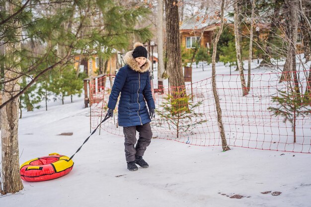 Winter vrijetijdssport vriendschap en mensen concept vrouw en sneeuwbuizen