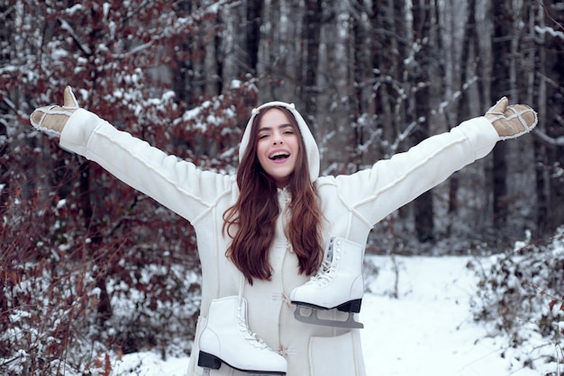 Winter vrouw buitenshuis vrouwen op de berg winter vrouw gelukkig winter vrouw sneeuw globale verkoeling vrouwen in...