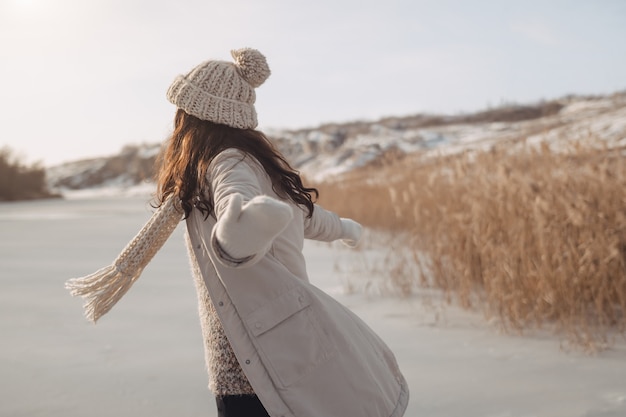 Winter vrouw plezier buitenshuis op de natuur