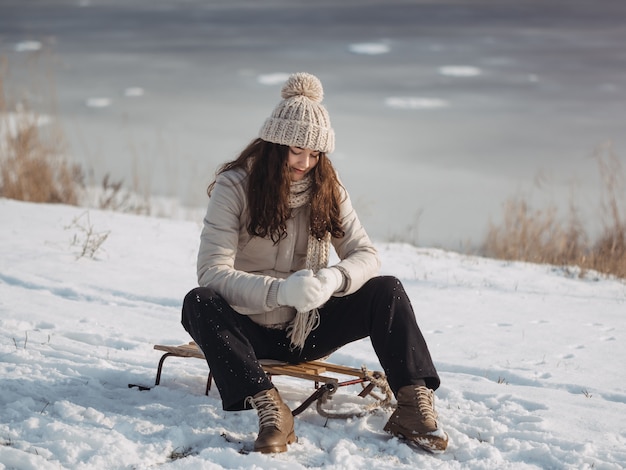 Winter vrouw plezier buitenshuis