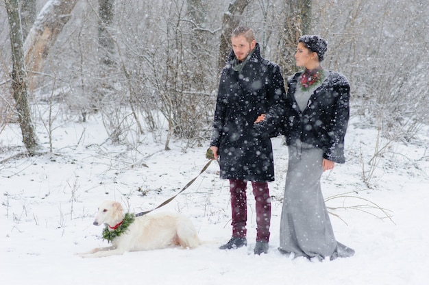 犬と吹雪の中の冬の散歩