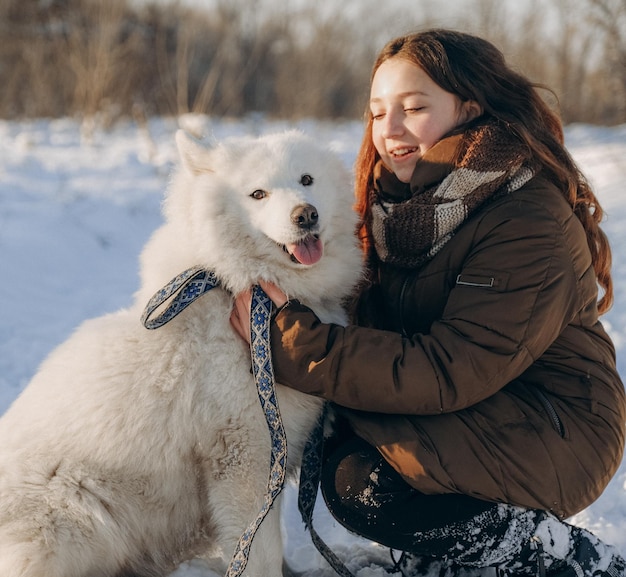 좋아하는 사모예드 반려동물과 함께하는 겨울 산책