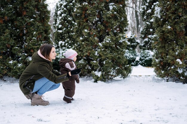 写真 寒い中で子供を守る方法冬の赤ちゃんと幼児と一緒に冬の散歩