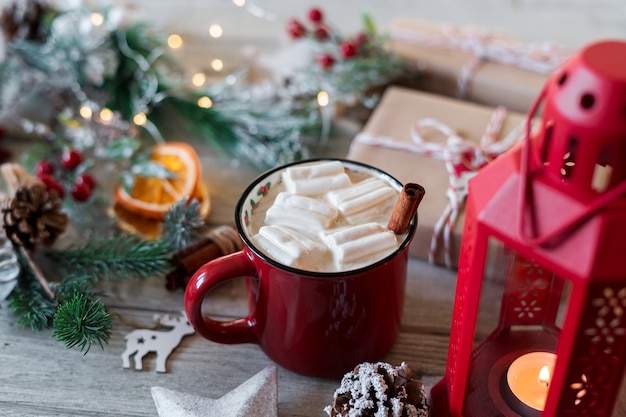 Winter warme chocolademelk met marshmallows in kerst cup