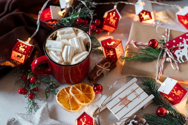 Winter warme chocolademelk met marshmallows in kerst cup