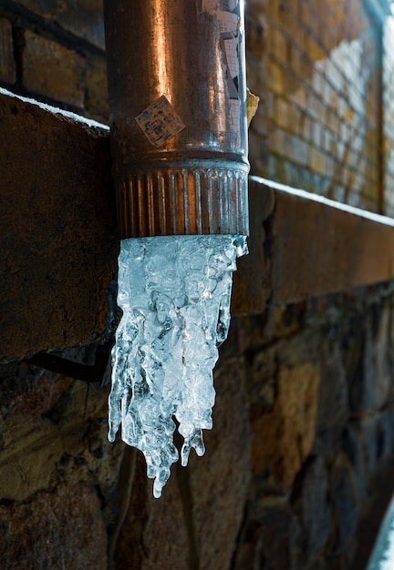 冬には排水管で水が凍った。