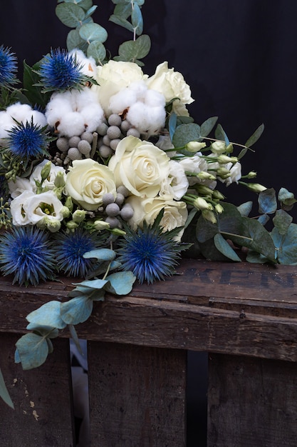 Зимний свадебный букет из белых роз, хлопка и эрингиума на черном. Букет невесты.