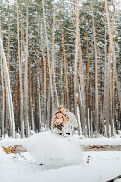 写真 自然の中の冬の結婚式のフォトセッション