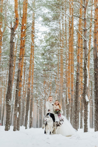 自然の中の冬の結婚式のフォトセッション