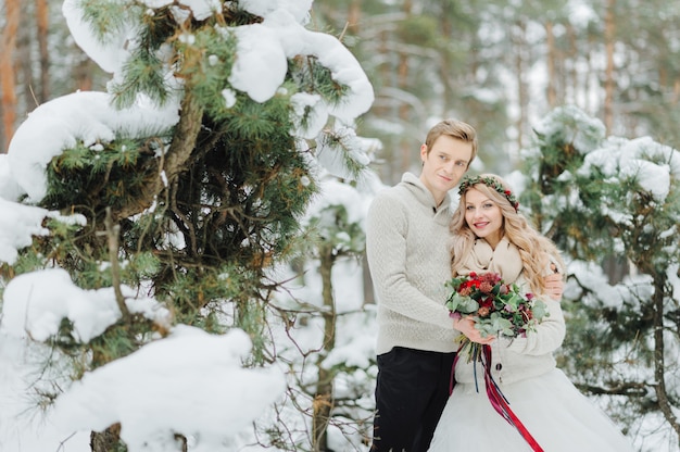 自然の中の冬の結婚式のフォトセッション