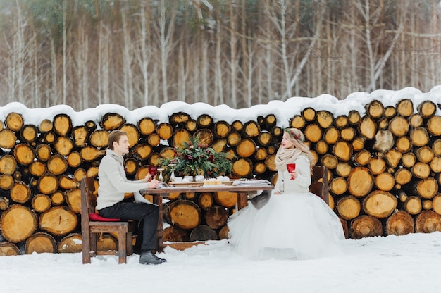 自然の中の冬の結婚式のフォトセッション